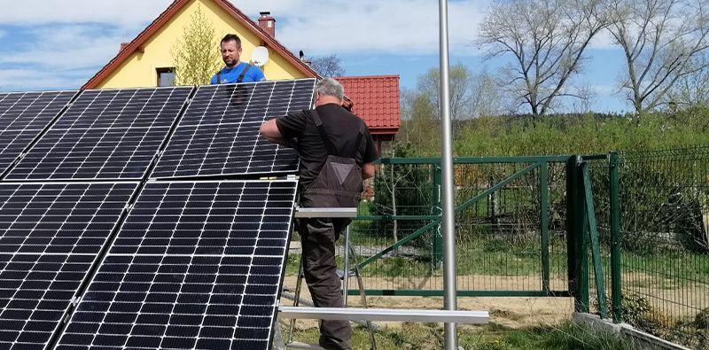 osłony na kable leżące na trawie