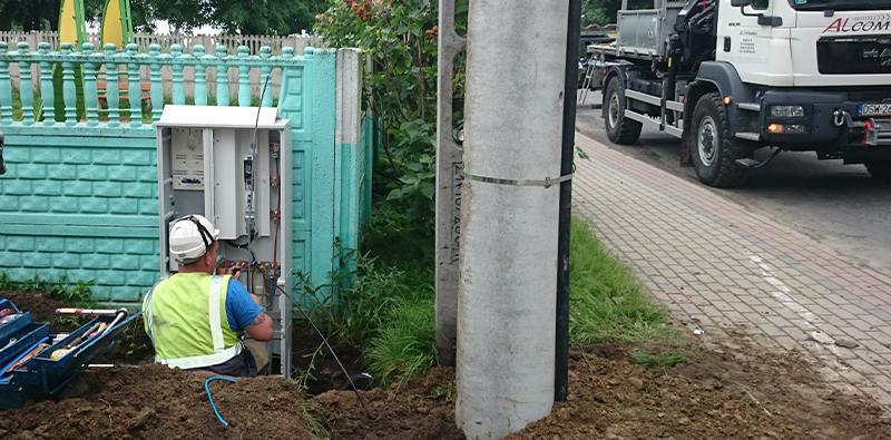 specjalista zakładający przyłącze elektryczne